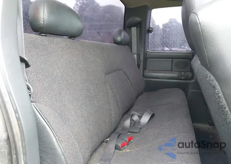 2000 Chevrolet Silverado 1500 z USA, uszkodzony, nr VIN 2GCEC19W3Y1132597